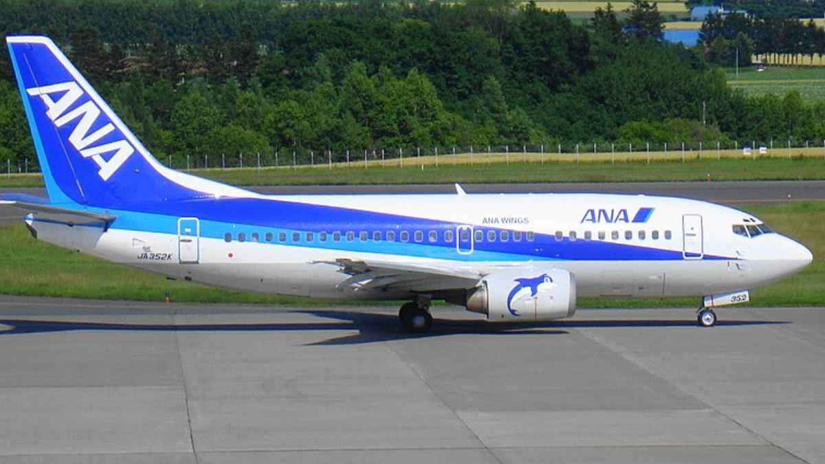 Boeing 737 flight emergency landing due to cockpit window crack