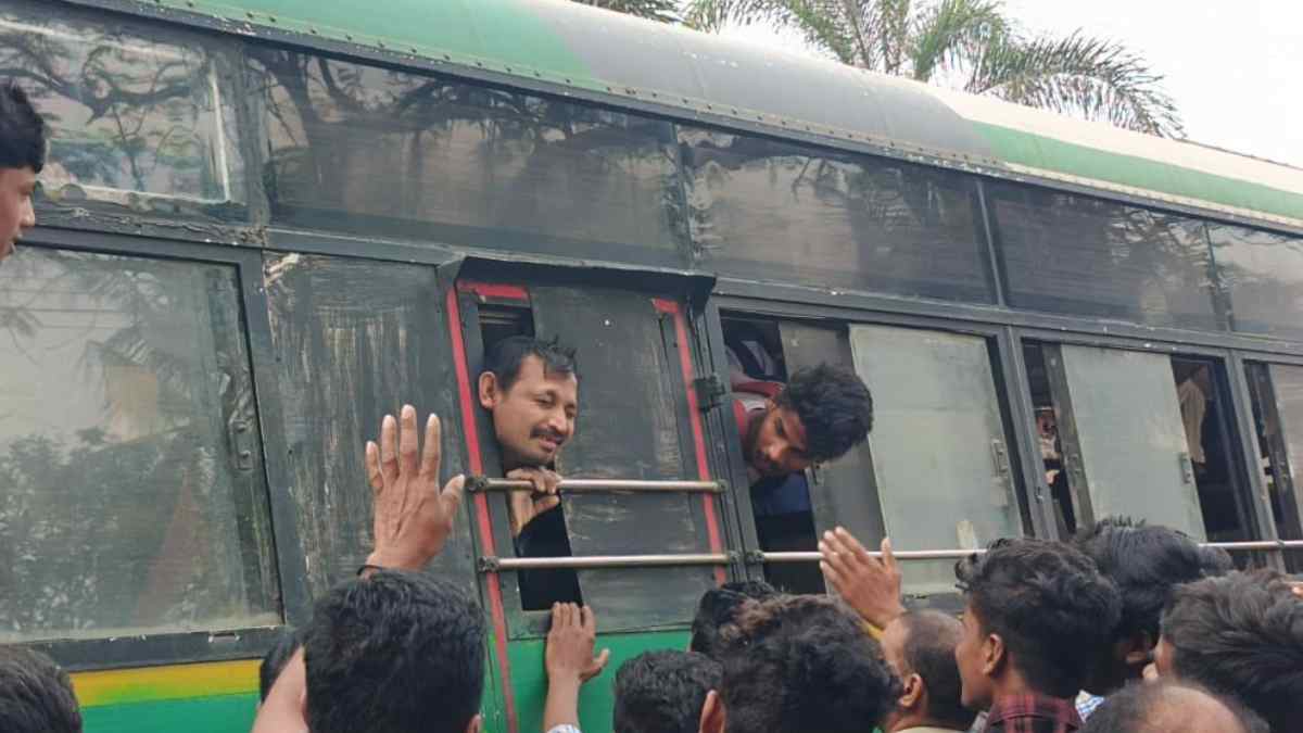 man head stuck in bus window