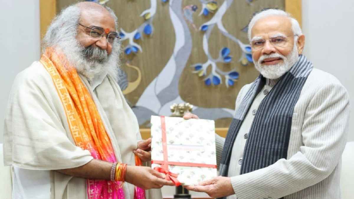 आचार्य Pramod Krishnam कौन, जिन्होंने की PM मोदी की तारीफ, CM योगी से मिले, कांग्रेस ने निकाला