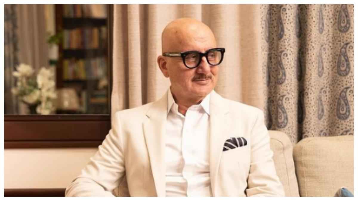 शख्स ने Anupam Kher को बेच दी 'कंघी', फिर कही दिल छू लेने वाली बात