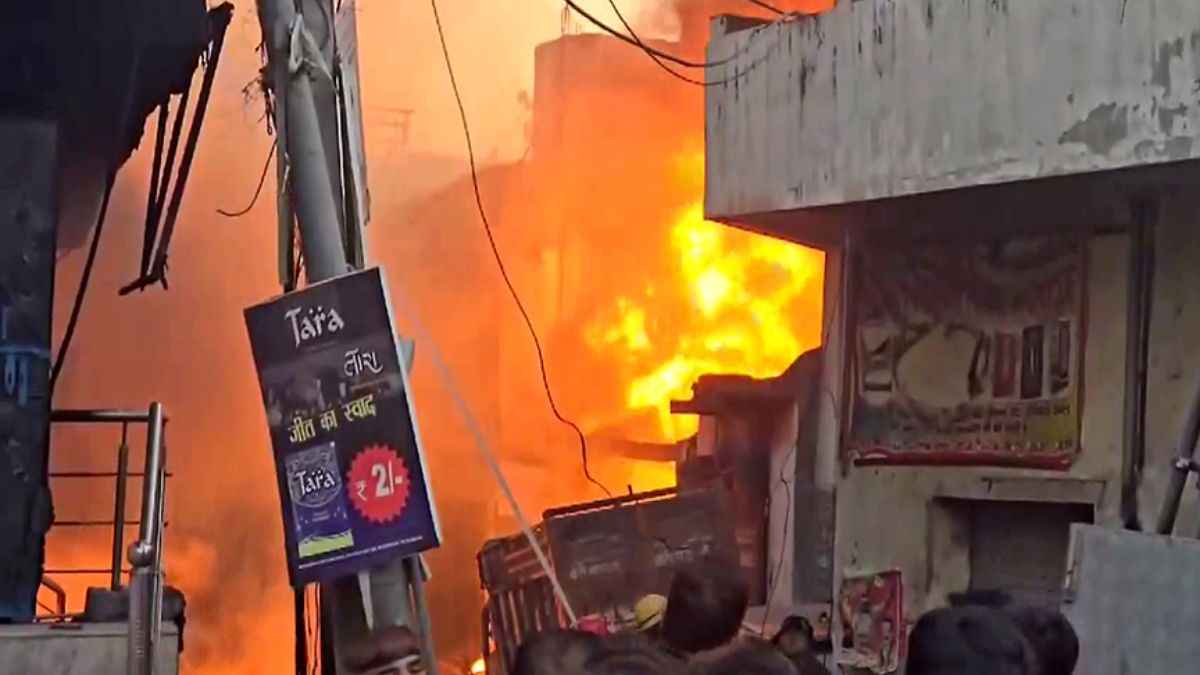 दिल्ली में आग लगने से मरने वालों की संख्या बढ़कर हुई 11, पुलिस कांस्टेबल समेत 4 घायल