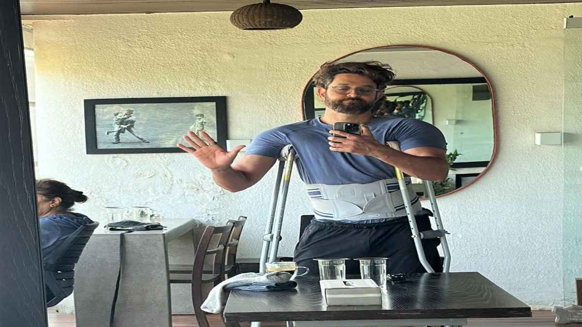 Hrithik Roshan को ये क्या हुआ? एक्टर ने बैसाखी के साथ शेयर की फोटो तो घबराए फैंस