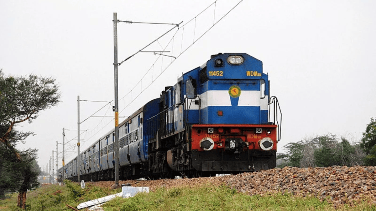 Indian Railways Helpline Numbers List: ट्रेन यात्री जल्द याद कर लें यह 8 हेल्पलाइन नंबर, सफर हो जाएगा और आसान !