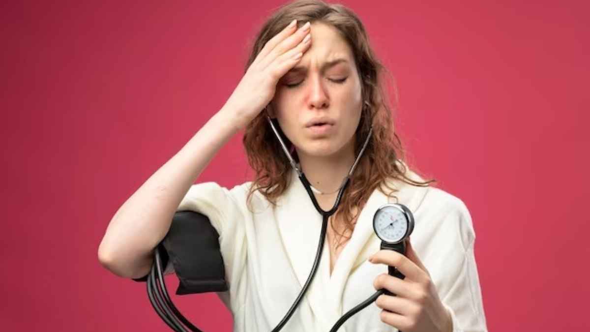 Low BP होने पर दिखते हैं ये 5 संकेत, इग्नोर करना पड़ सकता है भारी!