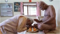 Narendra Modi touching feet of Acharya Vidhyasagar Maharaj