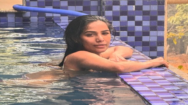 Poonam Pandey Bikini Viceo