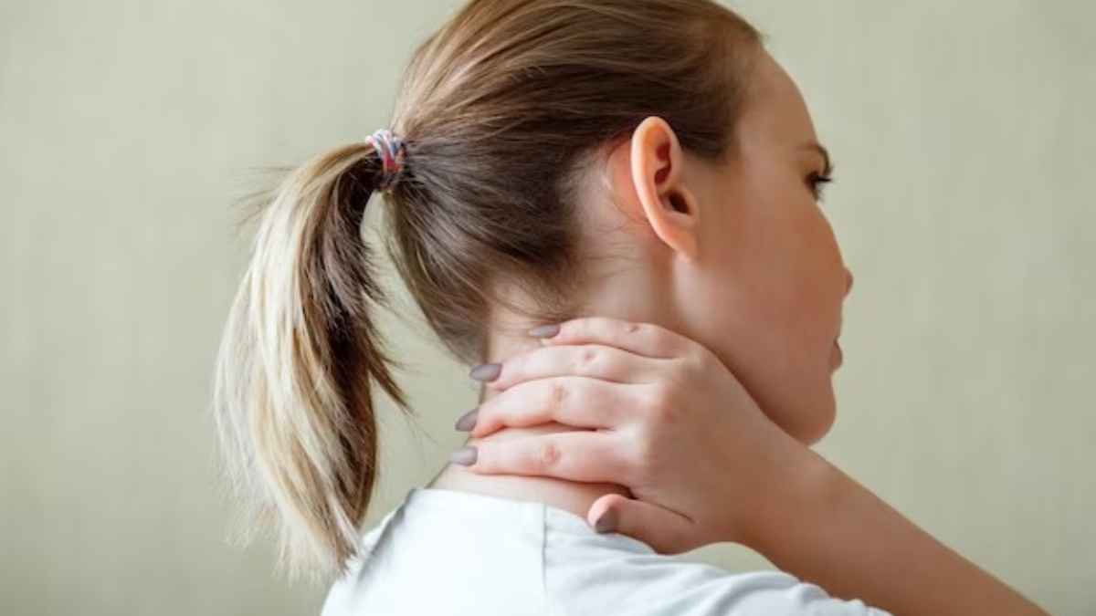 चुटकियों में दूर होगा कंधे, कमर और गर्दन का दर्द, अपनाएं ये 5 आसान से योग