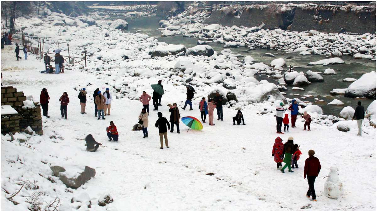 Tourists enjoying fresh snowfall in Manali