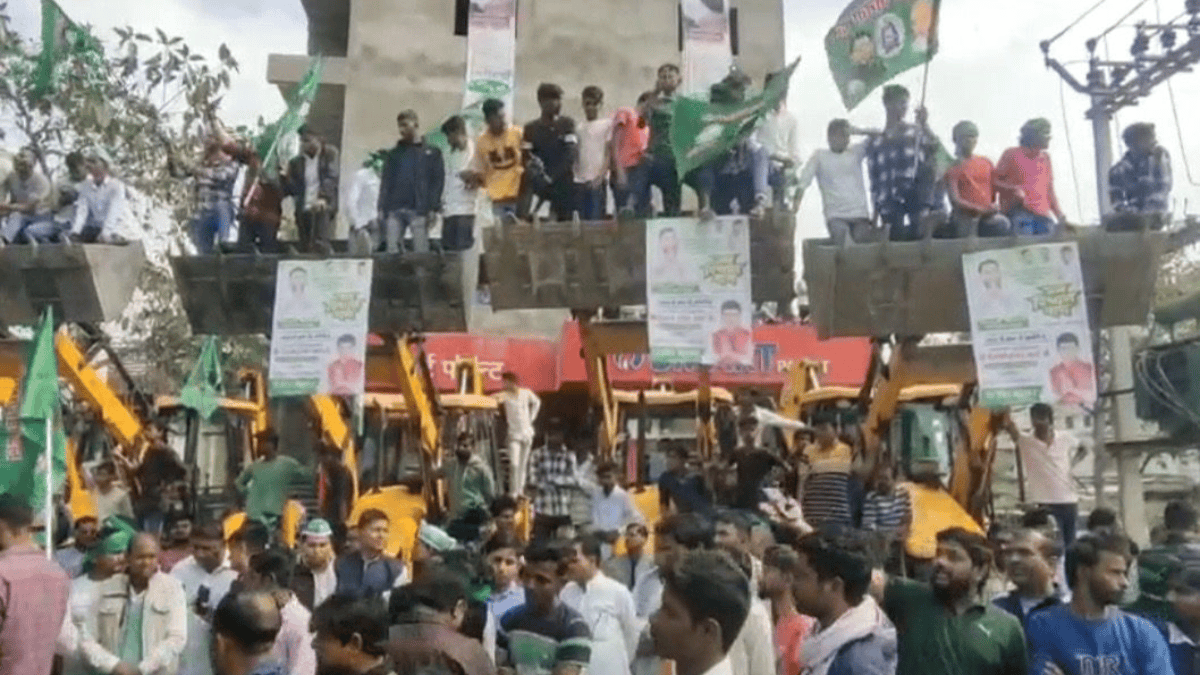 तेजस्वी यादव की जन विश्वास यात्रा में "बुलडोजर वाला वेलकम"