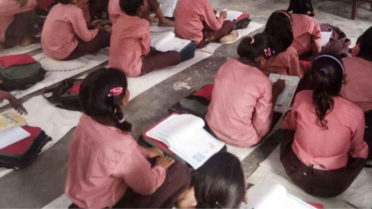 'कसम खाओ कि...', पर्स से 35 रुपये गायब होने पर बच्चों को लेकर मंदिर जाने वाली टीचर का ट्रांसफर