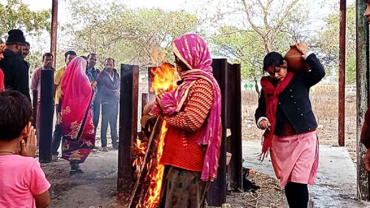 9 बेटियों ने पिता को दी मुखाग्नि, अर्थी को कंधा देता देख उमड़ पड़ा आंसुओं का सैलाब