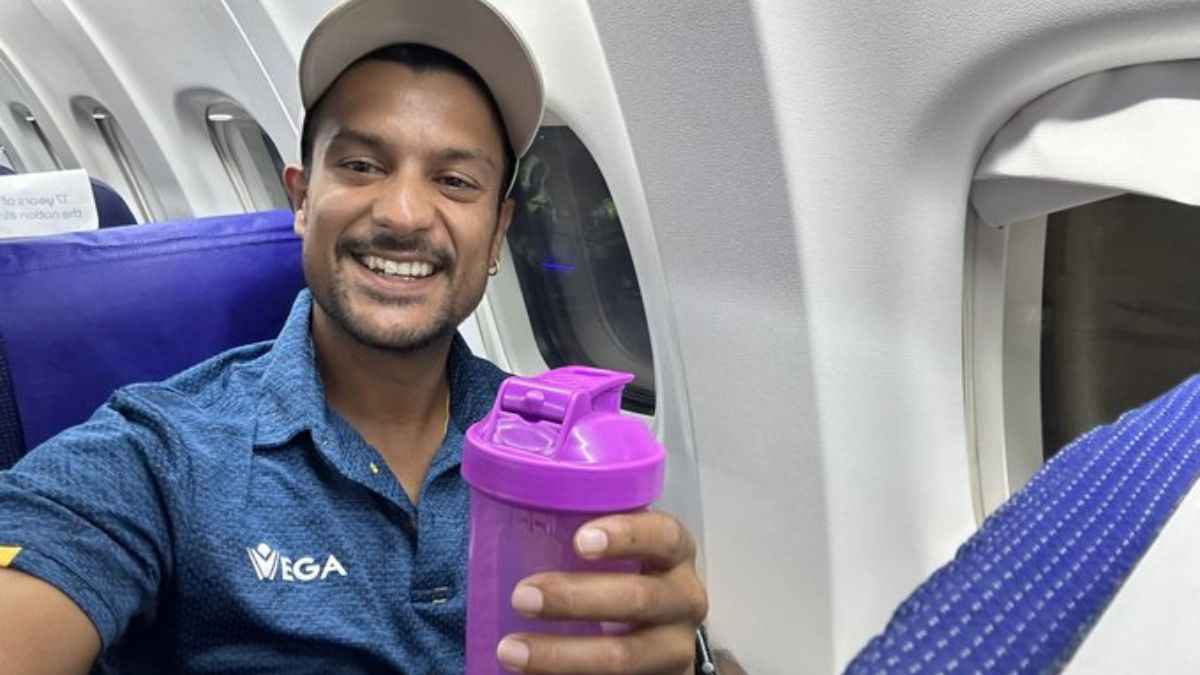 'रिस्क नहीं लेने का रे बाबा' Mayank Agarwal ने प्लेन में बैठकर बोतल के साथ ली सेल्फी