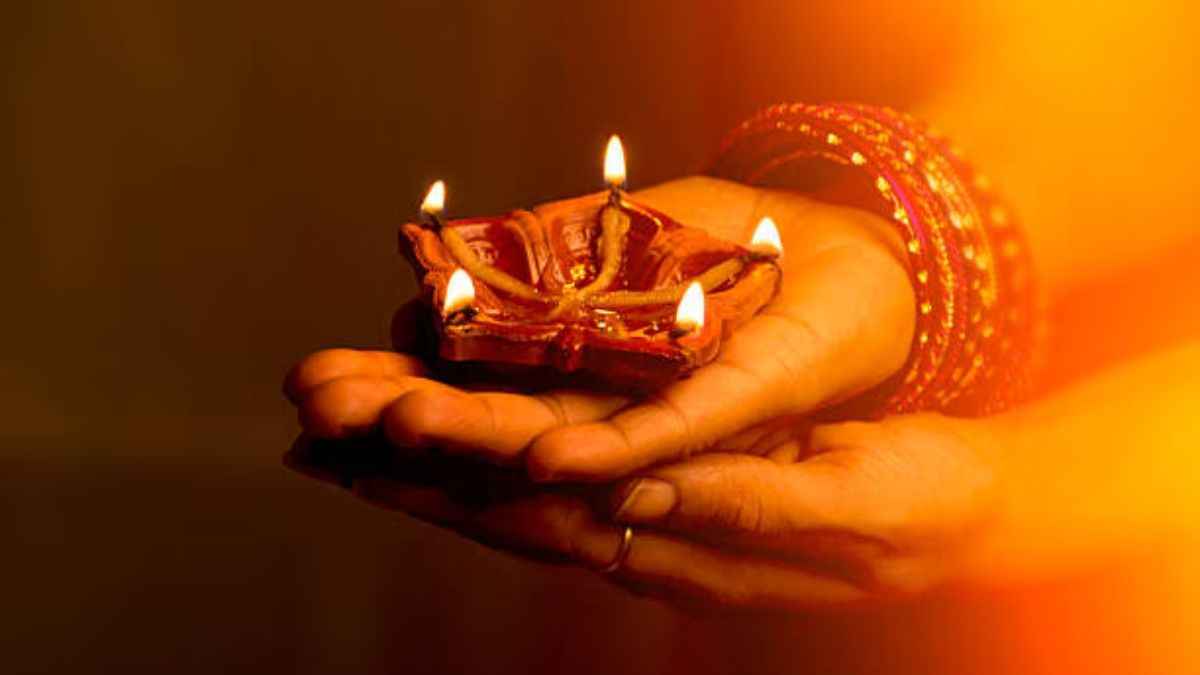 Holi 2024: होली की रात क्यों जलाया जाता है दीपक? जानें इससे जुड़ा धार्मिक महत्व