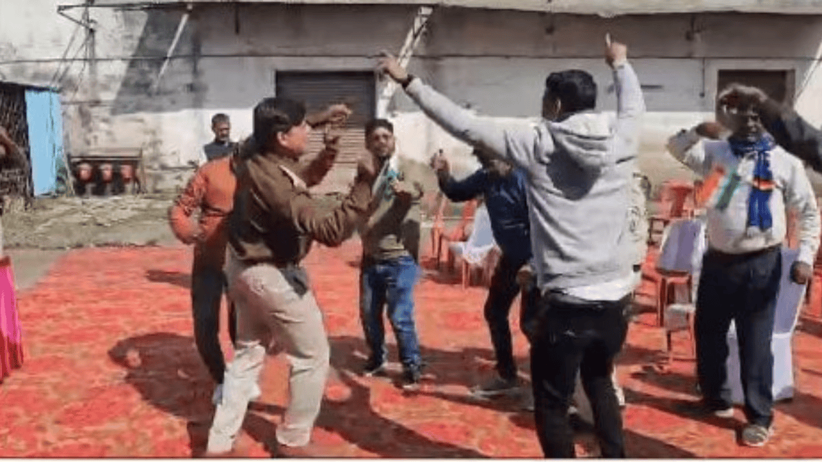 शराब की दुकान पर वर्दी में किया डांस, अधिकारी पर हुआ एक्शन