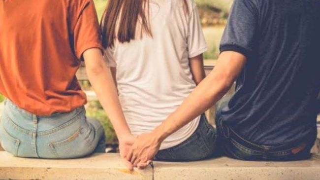 Girlfriend Caught Cheating Boyfriend