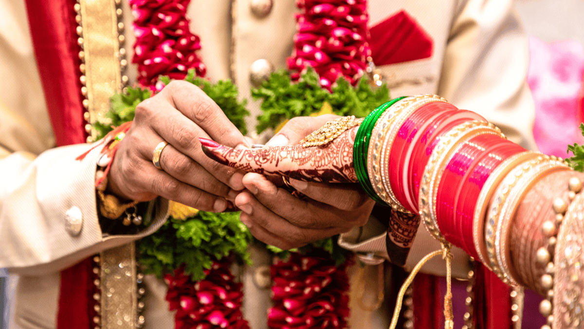 चंद घंटे में युवती पर इश्क का ऐसा भूत सवार, जिंदगीभर के लिए वीडियोग्राफर के साथ हुई फरार
