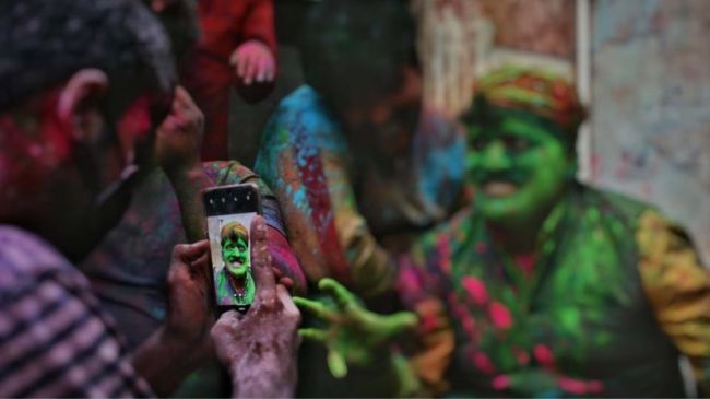 How to Keep Smartphone Safe on Holi