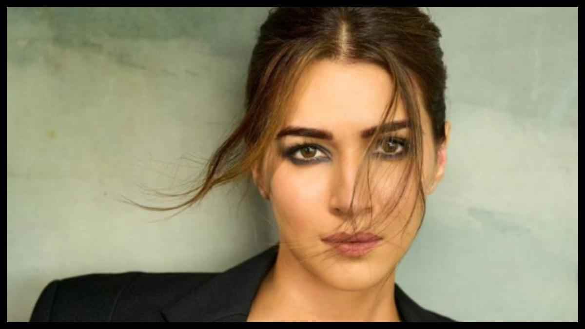 थिएटर में पायलट से हुआ Crew एक्ट्रेस का सामना, Kriti Sanon ने शेयर किया वीडियो