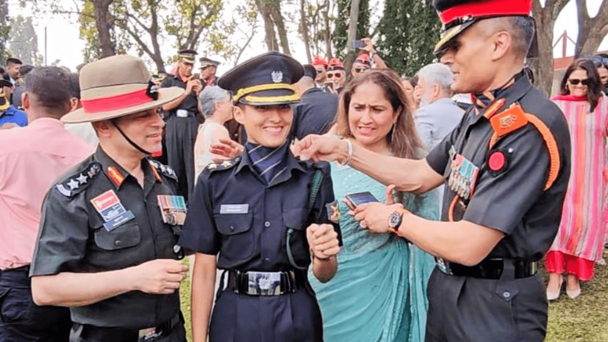 शहीद पिता की वर्दी पहन भारतीय सेना में शामिल हुई इकलौती बेटी लेफ्टिनेंट Inayat Vats