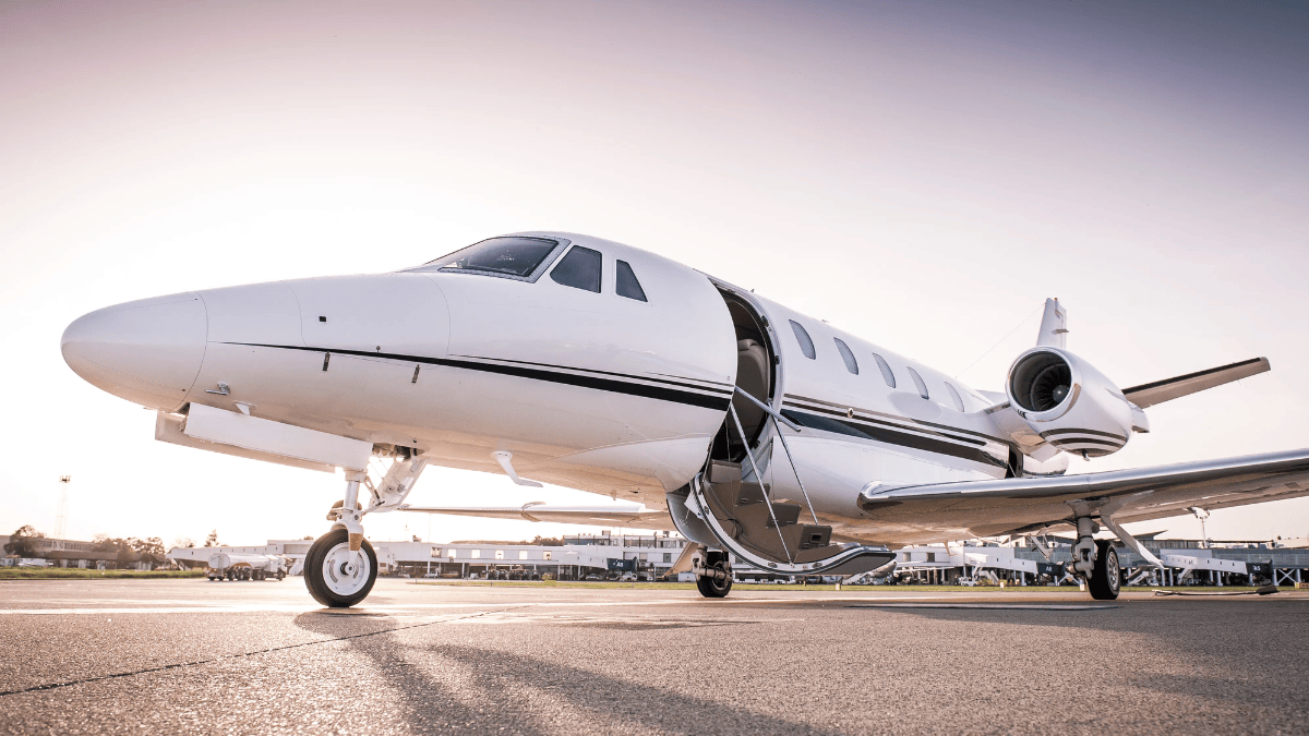 Private Jet भारत में किन-किन लोगों के पास? कितने करोड़ होती है एक की कीमत