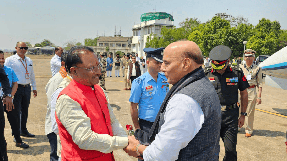 लोकसभा चुनाव से पहले छत्तीसगढ़ दौरे पर रक्षा मंत्री राजनाथ सिंह, सीएम विष्णुदेव साय ने किया स्वागत