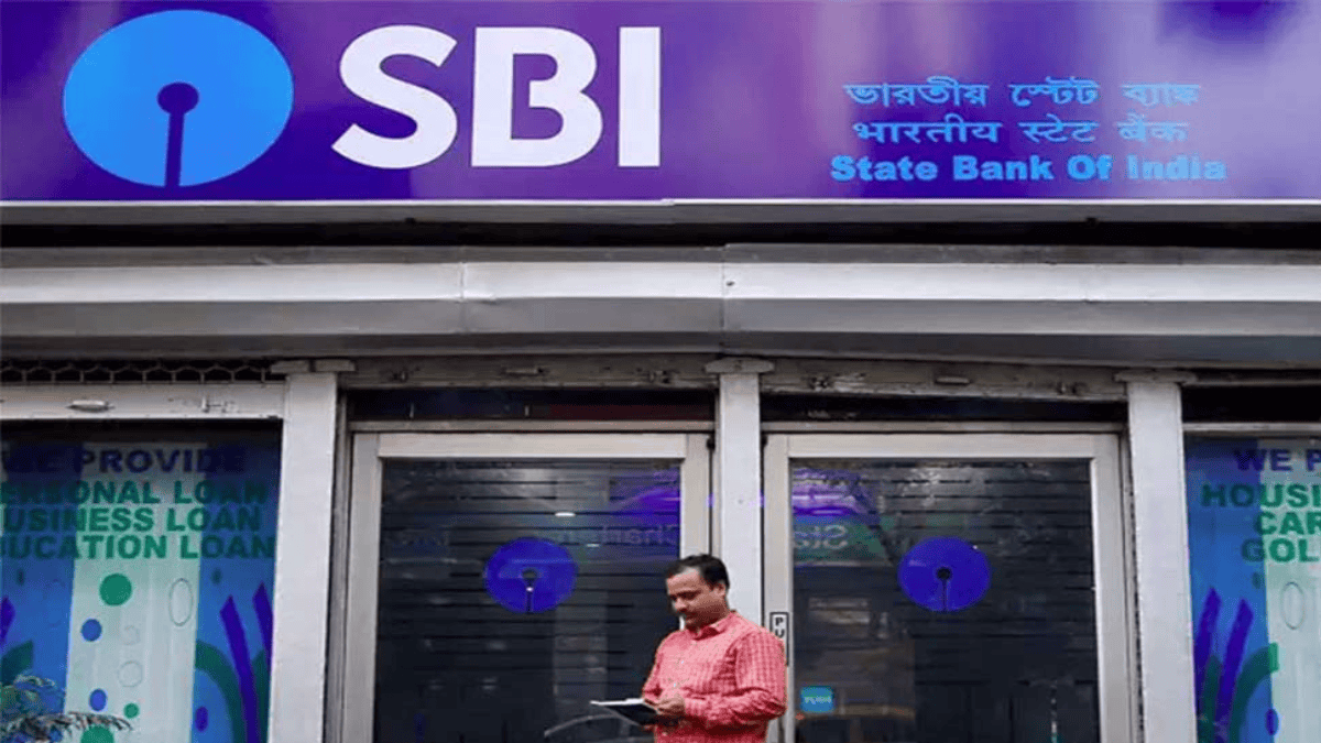 SBI के लाखों खाताधारकों को झटका, 1 अप्रैल से Debit Cards पर बढ़ जाएंगे Annual Maintenance Charges