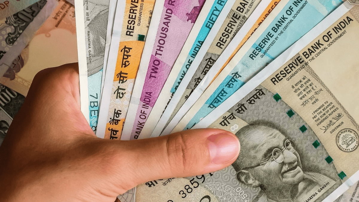 LIC Savings Scheme: 250 रुपये रोजाना इन्वेस्ट करें, मिलेंगे 54 लाख