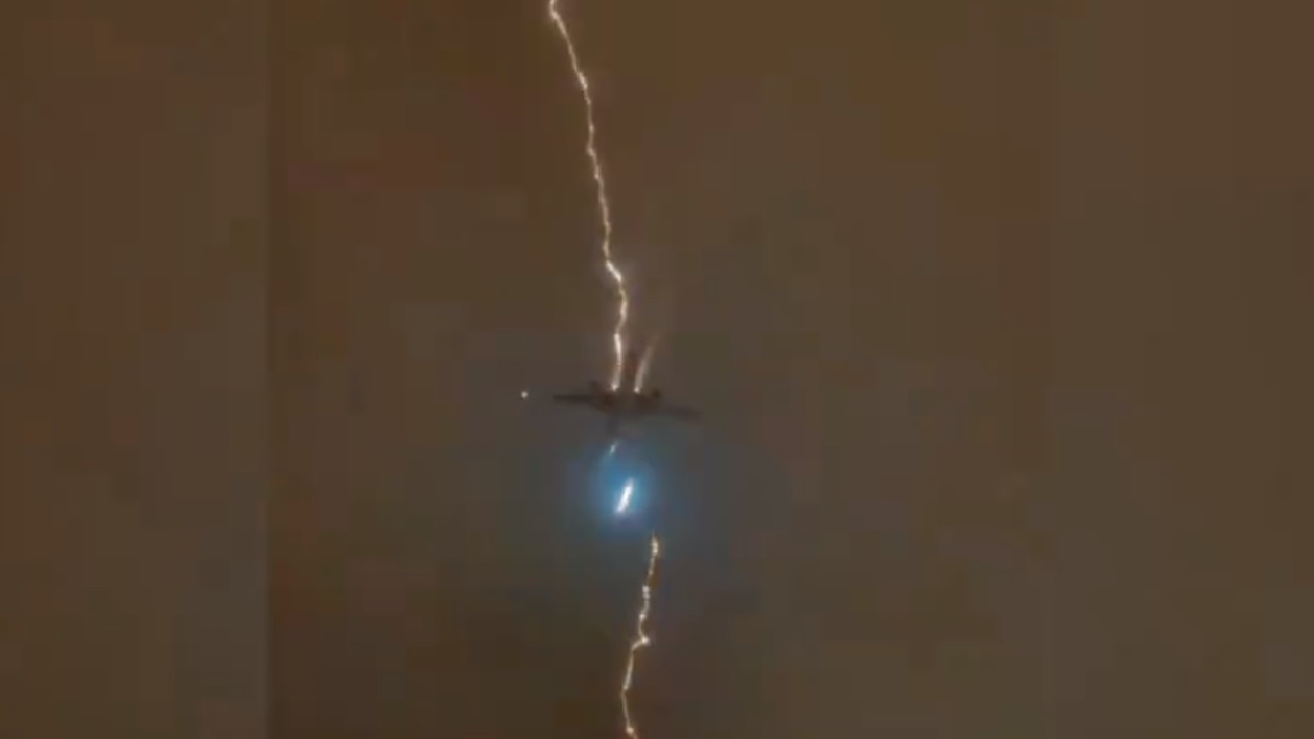Sky Lightening Hits Plane Video Viral