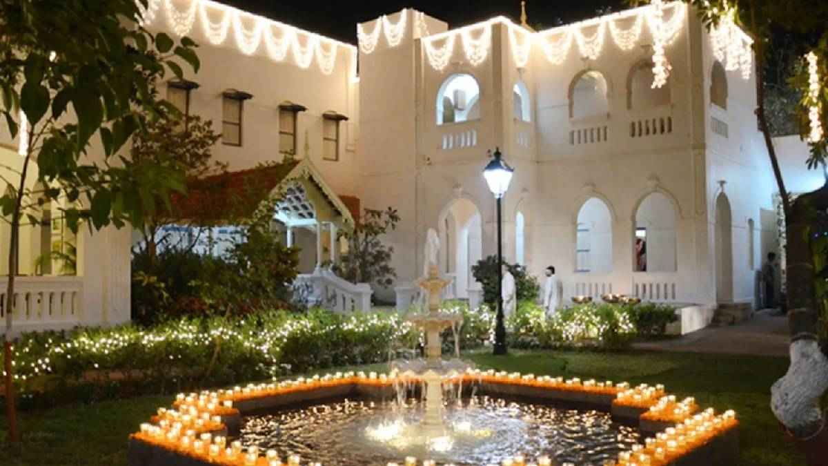 अंदर से कैसी दिखती है 100 करोड़ की हवेली? यही है DhiruBhai Ambani का जामनगर में पुश्तैनी घर