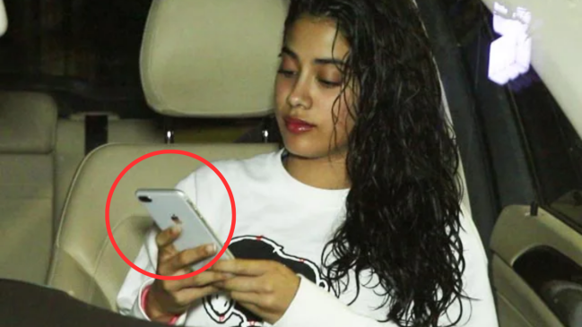 Janhvi Kapoor Phone Screen Photo Revealed Janhvi Kapoor Phone Screen Photo Revealed