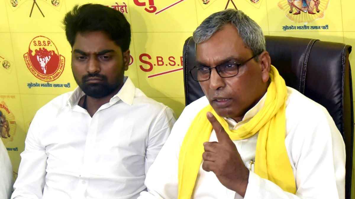 शिक्षक भर्ती का मसला यूपी की सियासत में हावी हो गया है।