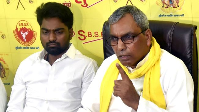 om prakash rajbhar mla statement viral video शिक्षक भर्ती का मसला यूपी की सियासत में हावी हो गया है।