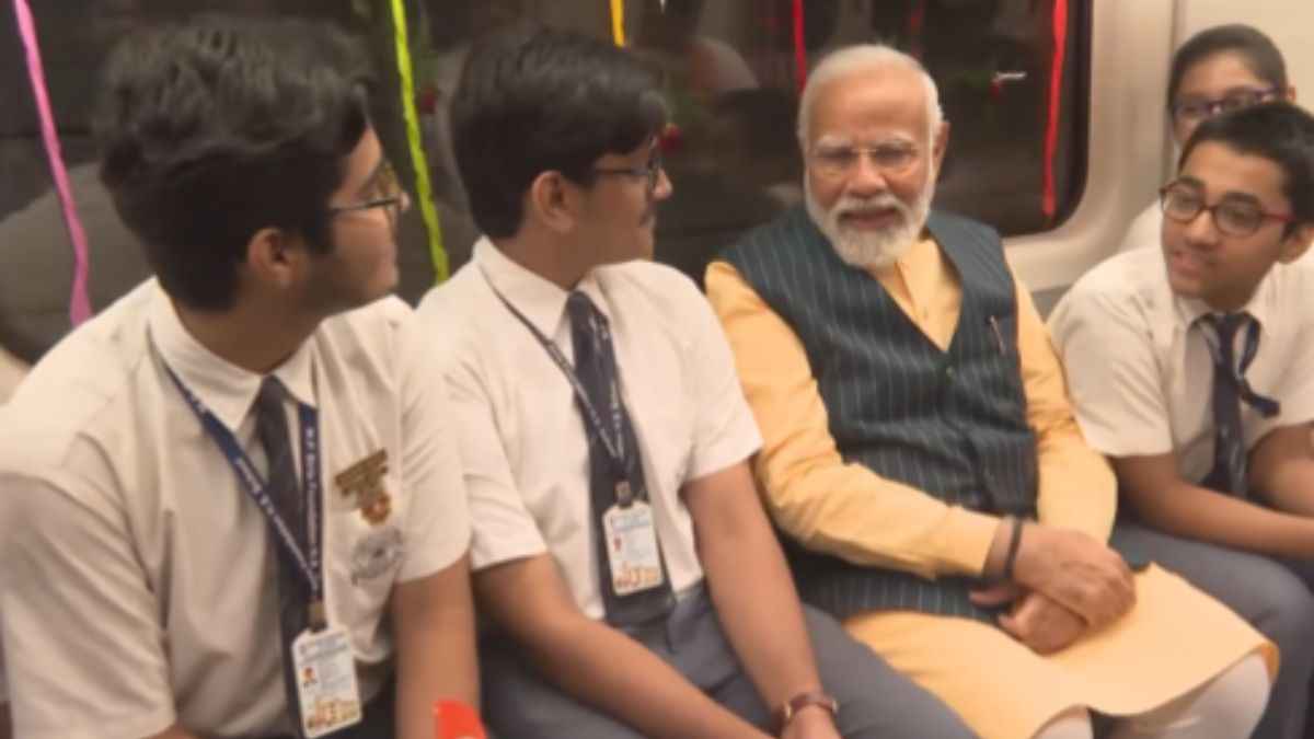 नदी के बीच से दौड़ी मेट्रो, बच्चों संग कोच में बैठे नजर आए PM मोदी
