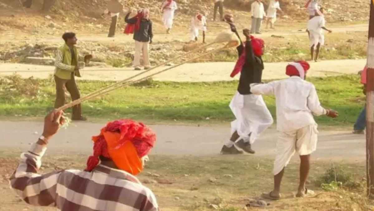 फूल, रंग, पानी नहीं यहां पत्थर से खेली जाती है होली, 400 साल पुरानी है परंपरा