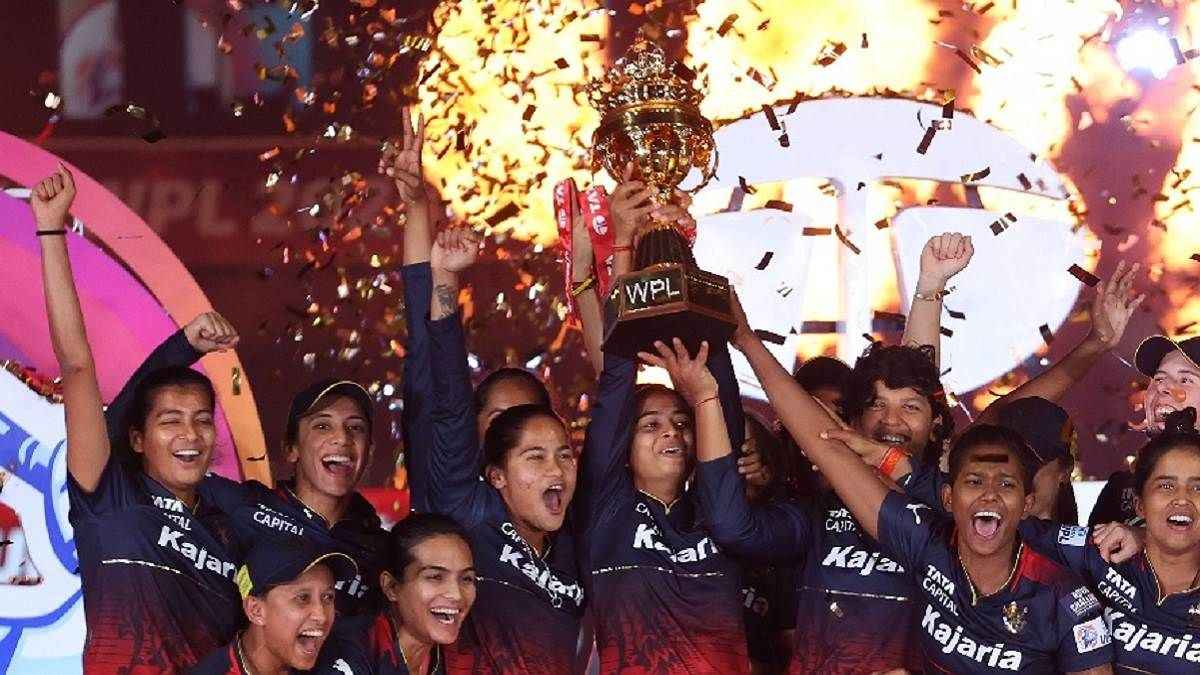 WPL 2024: RCB की जीत के बाद बेंगलुरु की सड़कें जाम, फैंस ने पूरी रात किया जश्न; Watch Video