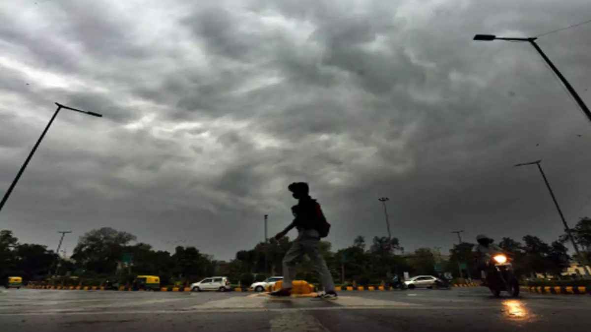 Aaj ka Mausam: दिल्ली में छाए काले घने बादल, चल रही ठंडी हवाएं, जानें आज कैसा रहेगा देश का मौसम?
