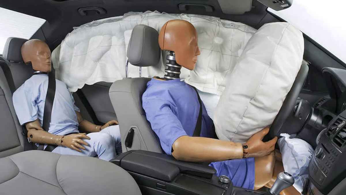 Airbags वाली कार चलाते समय स्टीयरिंग व्हील से हो इतनी दूरी, वरना पड़ सकते हैं मुश्किल में