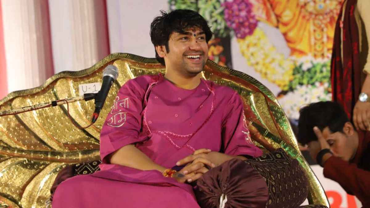 किस उंगली से टीका लगाने से क्या फल मिलता है? जानें क्या कहते हैं धीरेंद्र शास्त्री