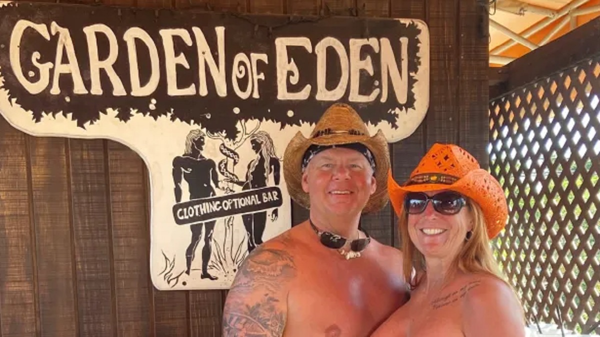 American Couple Naked World Tour Enjoying Vacations