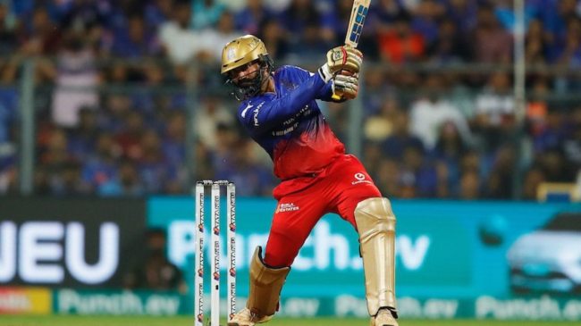 Dinesh Karthik Six RCB vs SRH