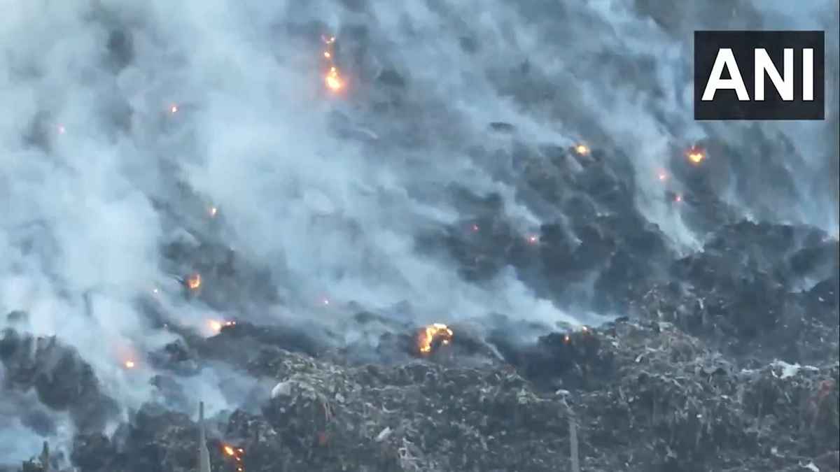 Ghazipur Landfill Fire: 13 घंटे, 10 गाड़ियां, नहीं बुझ पाई आग...जहरीली हुई दिल्ली-NCR की हवा