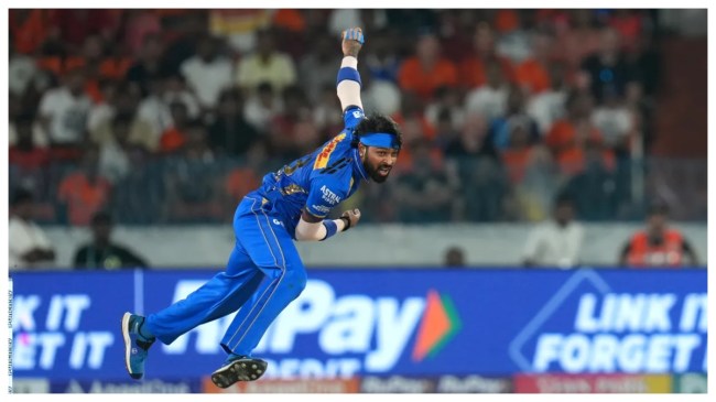 Hardik Pandya (7) Hardik Pandya offers prayers at Somnath Temple
