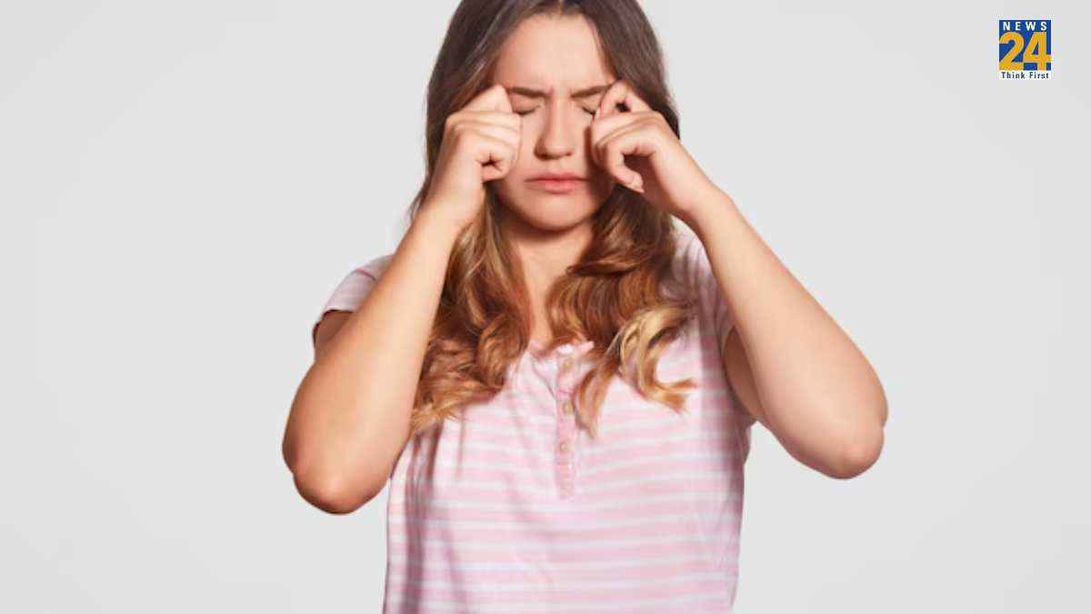 Home Remedies: गर्मी के साथ बढ़ सकता है Eye Flu का खतरा! पहले ही बरतें ये सावधानियां