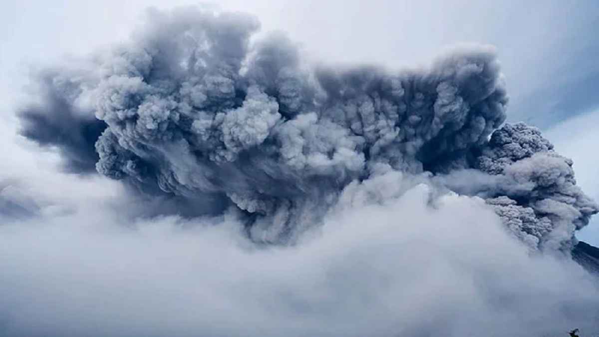 इंडोनेशिया के ज्वालामुखी में हुआ विस्फोट, आसमान में 3.5 किलोमीटर तक उठा राख का गुबार, अलर्ट जारी