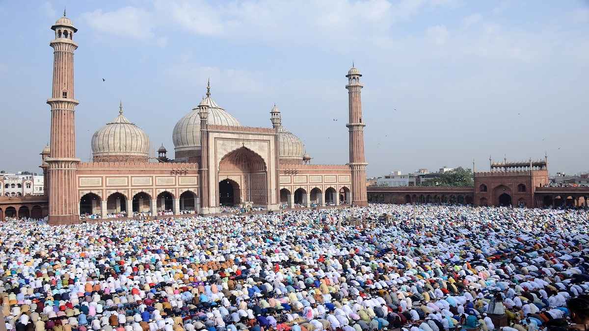 Eid-Ul-Fitr 2024: दुआओं के लिए उठे हाथ, गले लगकर कहा ईद मुबारक; आज देश में मनाया जा रहा त्योहार