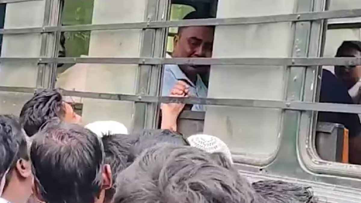 'टूट गई अकड़, बेटी दिखी तो रोने-बिलखने लगा'; संदेशखाली के आरोपी शाहजहां शेख के रोने पर BJP भड़की