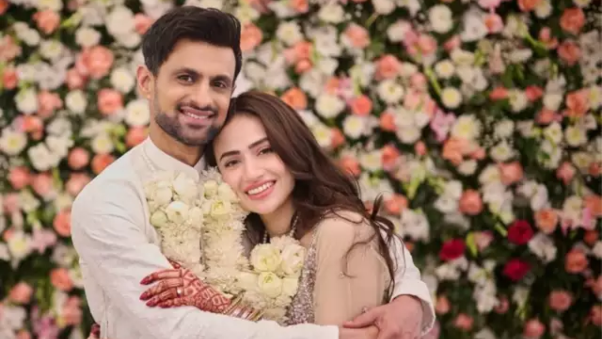 Shoaib malik flirting with Nawal Saeed Sana Javed Sania Mirza