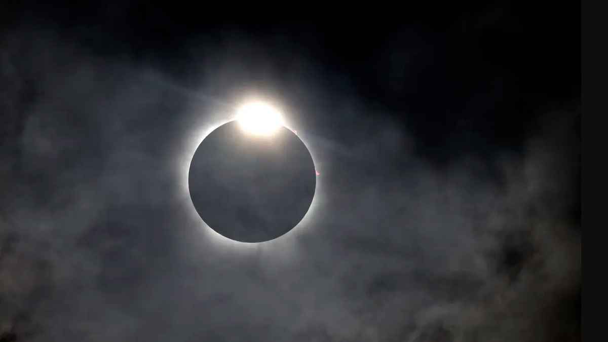 Solar Eclipse 2024: कहां-कहां दिखे अद्भुत नजारे, देखें Ring of Fire की वीडियो