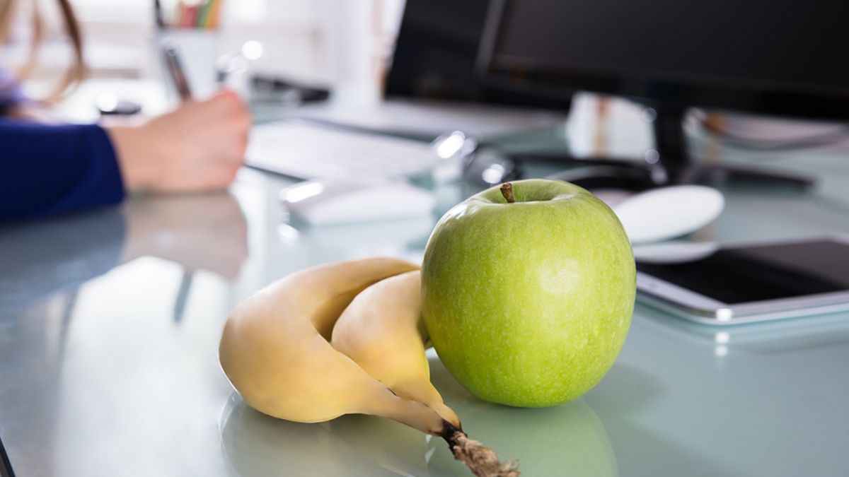 ऑफिस में ये 5 सुपरफूड रखेंगे आलस्य से दूर, एनर्जी से भरपूर
