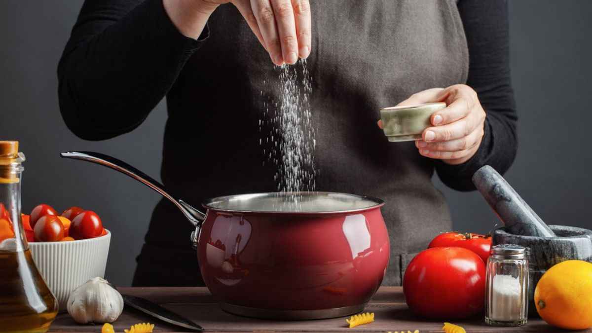 ज्यादा या कम नमक कर सकता है बीमार, जानें, एक दिन में कितना है जरूरी